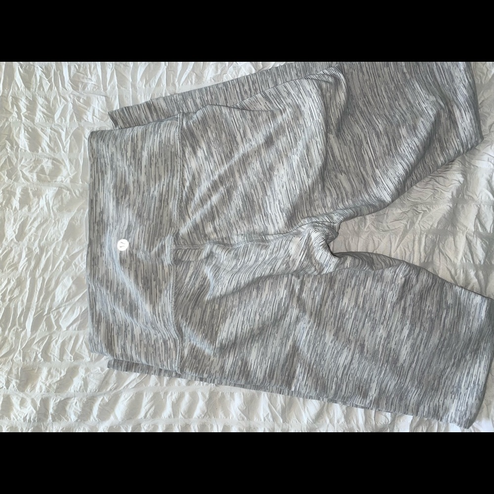 Lululemon Size 4 Wunder Under 28” length